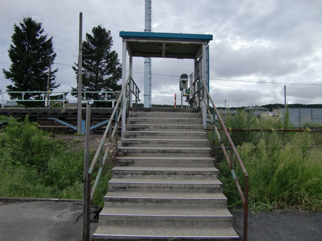 駅出入口 (2番線側)