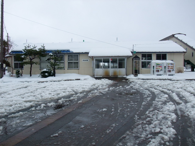 第1種駅名標交換前の駅舎