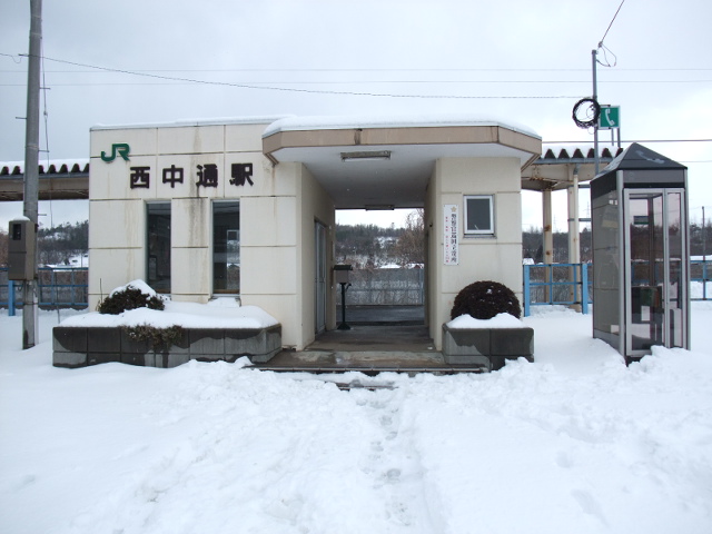 第1種駅名標交換前の駅舎