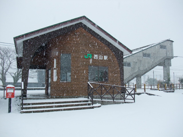 第1種駅名標交換前の駅舎