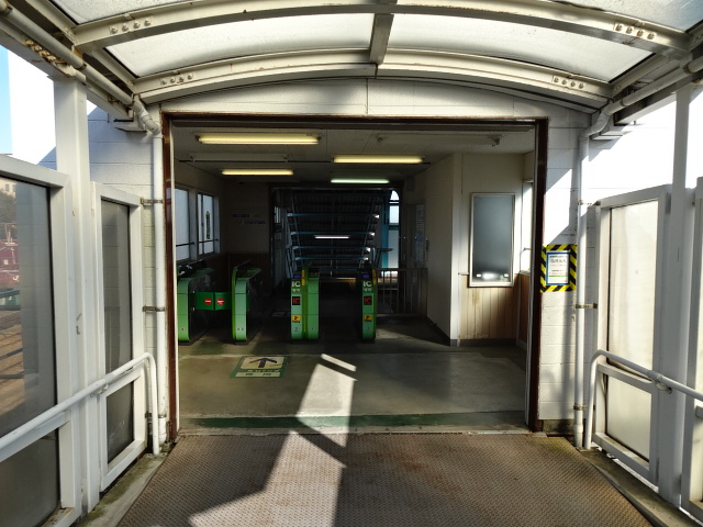 駅出入口 (臨時改札口)