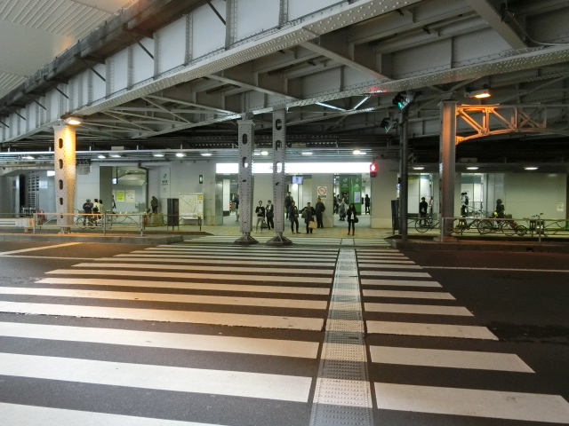 駅舎 (東口)