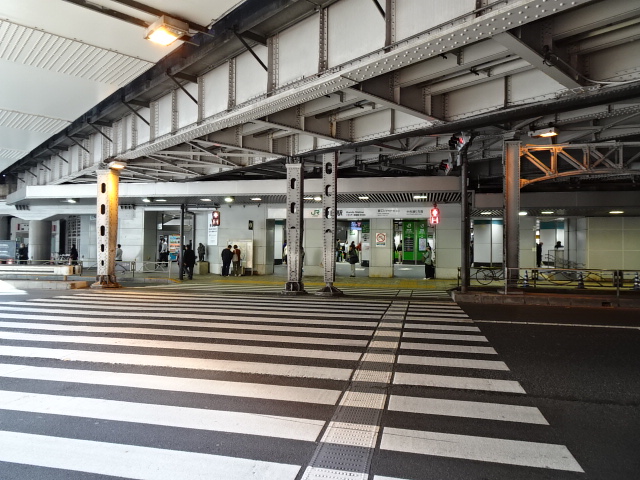 駅舎 (東口)