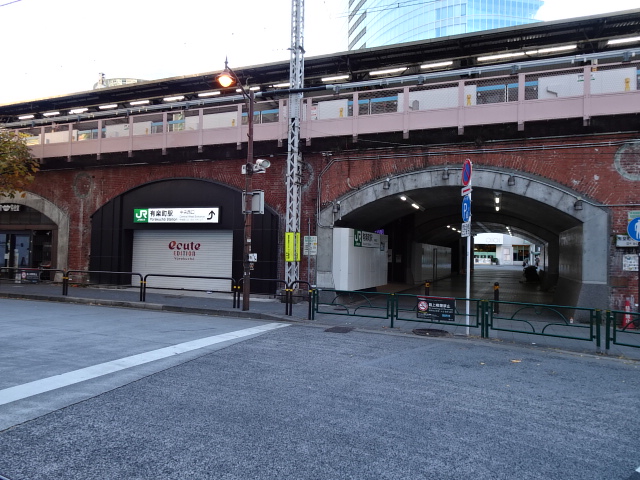 駅舎 (中央西口)