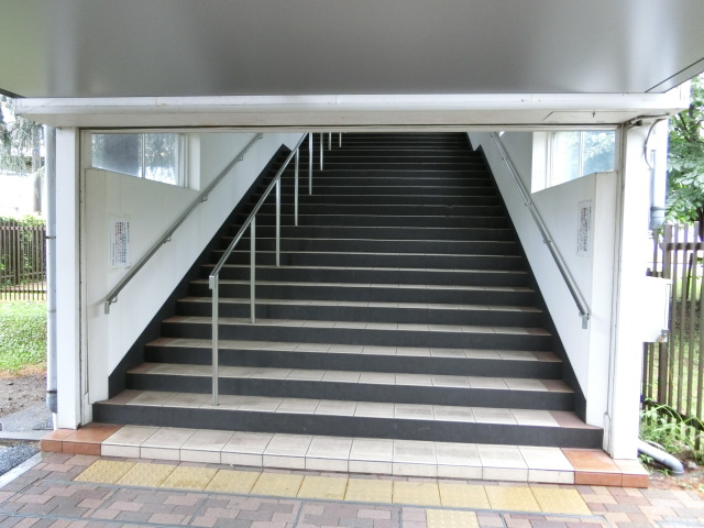 駅出入口 (西口)