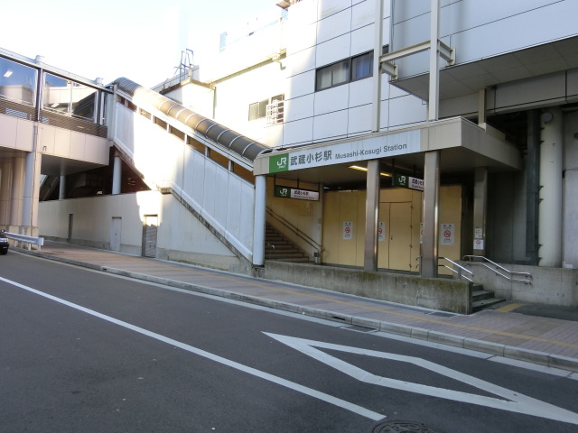 駅舎 (東口)