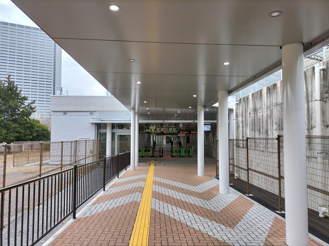 駅舎 (綱島街道口)