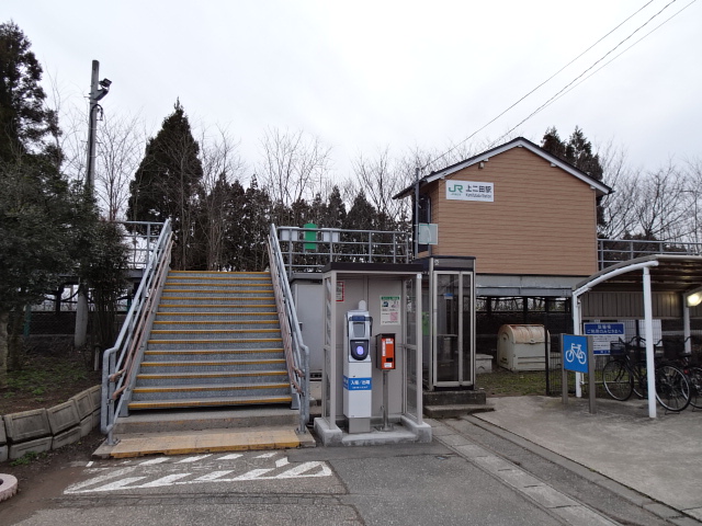 駅出入口・待合室