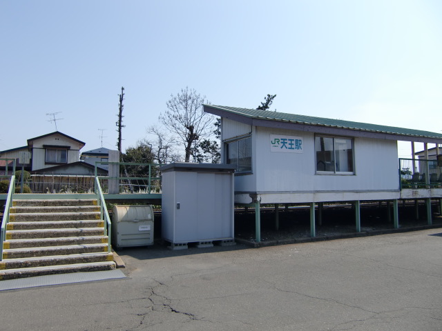 駅出入口と待合室