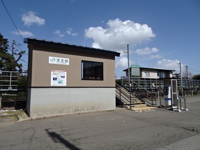 駅出入口・待合室