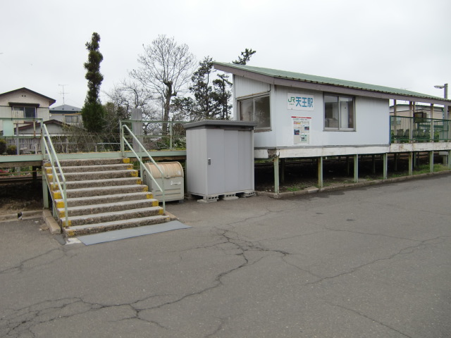 駅出入口と待合室