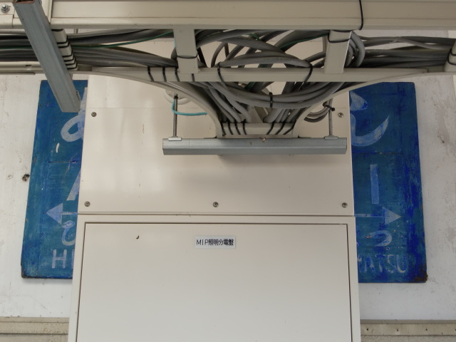 駅舎に貼られた駅名標