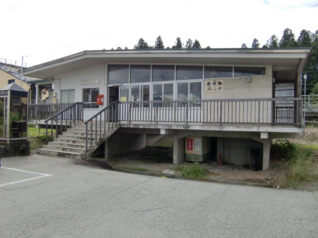 駅舎 (東側出入口)