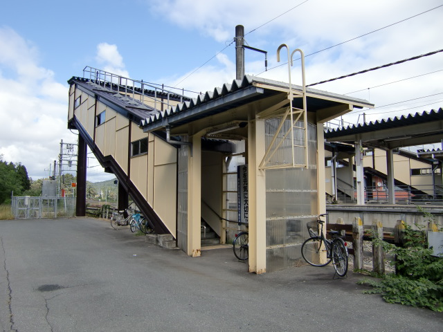 駅出入口 (西側)