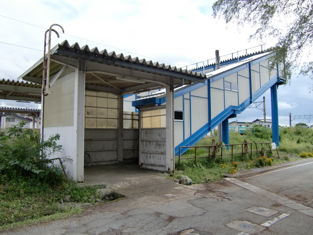 駅出入口 (西側)