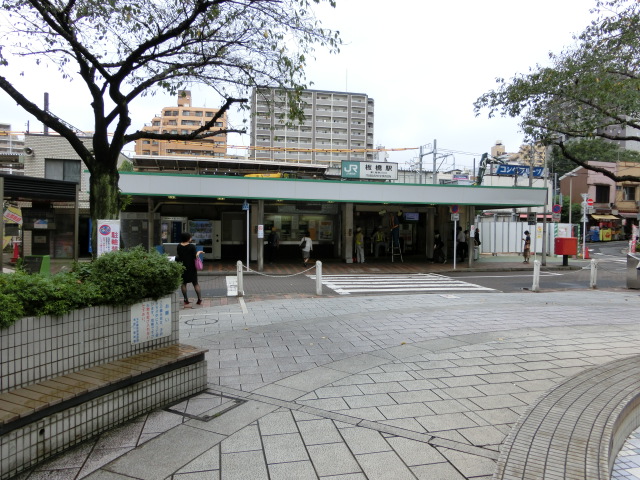 駅舎 (東口)