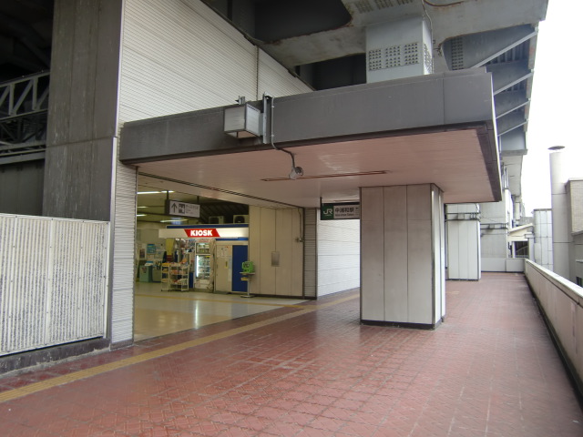 駅舎 (東口)