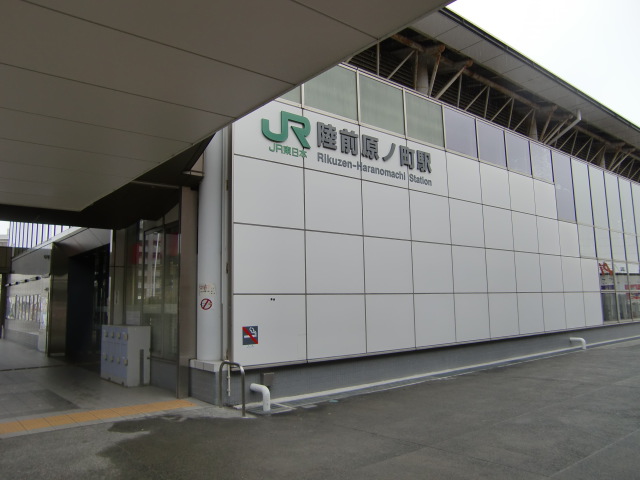 駅舎 (銀杏町方面出入口)