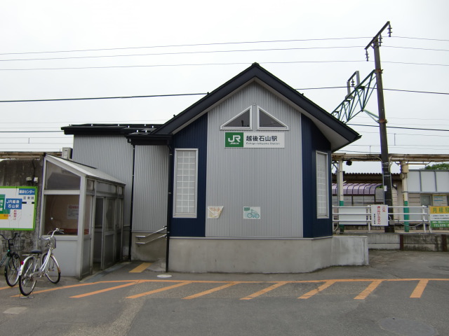 駅舎 (東側出入口)