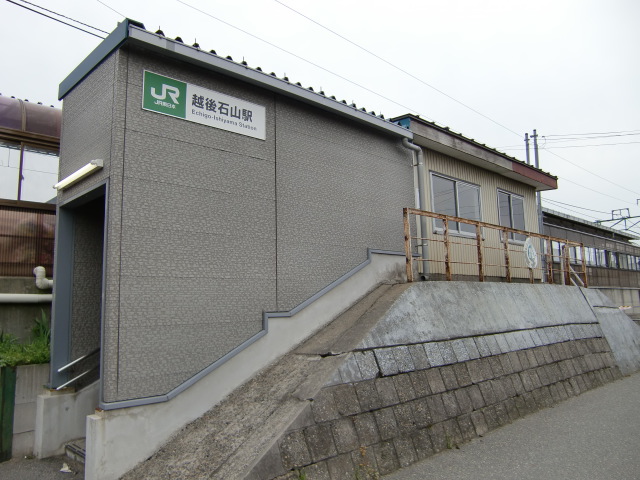 駅舎 (東側出入口)