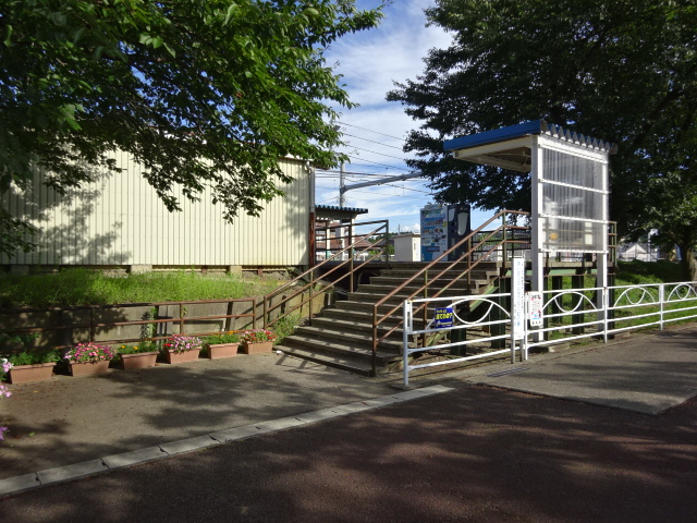 駅出入口 (西口)