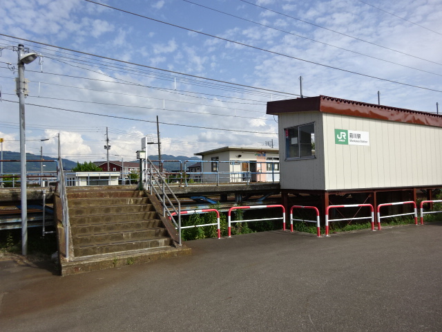 駅出入口・待合室 (2番線側)