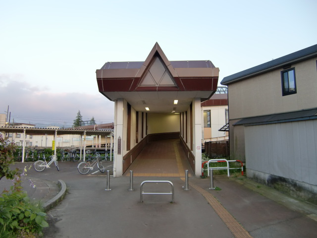 駅出入口 (西口)