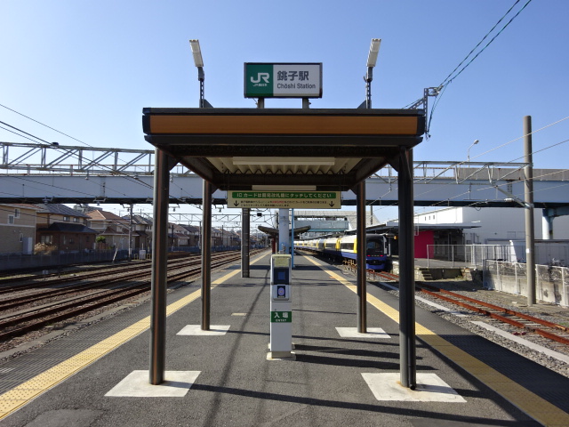 駅出入口 (2・3番線)