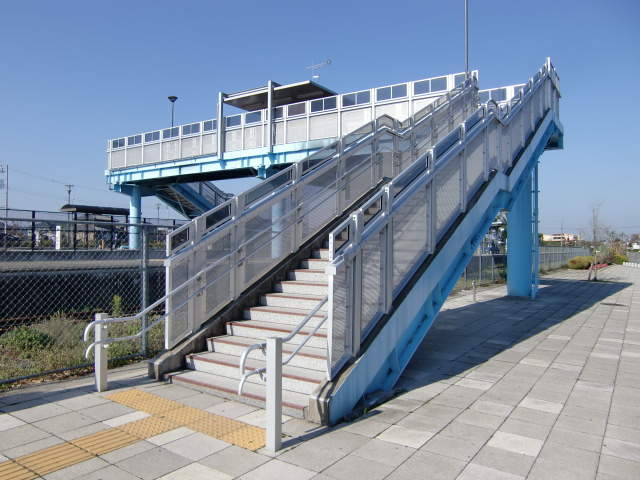 駅出入口 (東口)