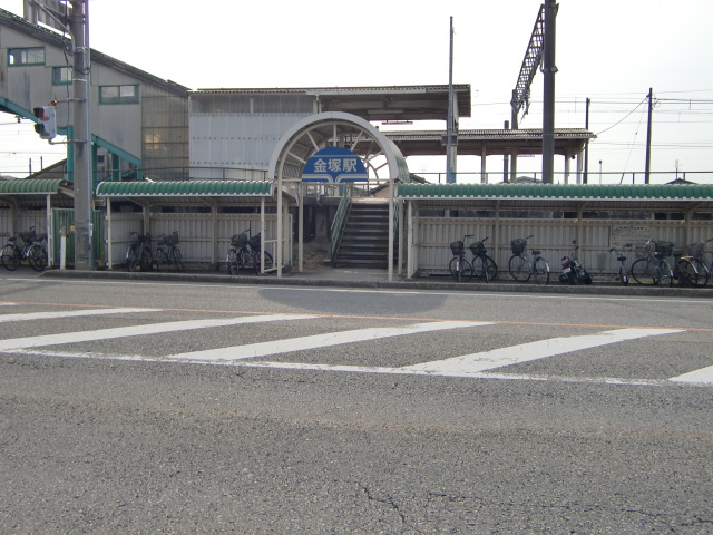 駅出入口 (東口)