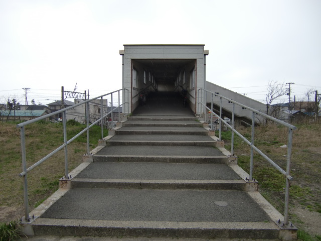 駅出入口 (東口)