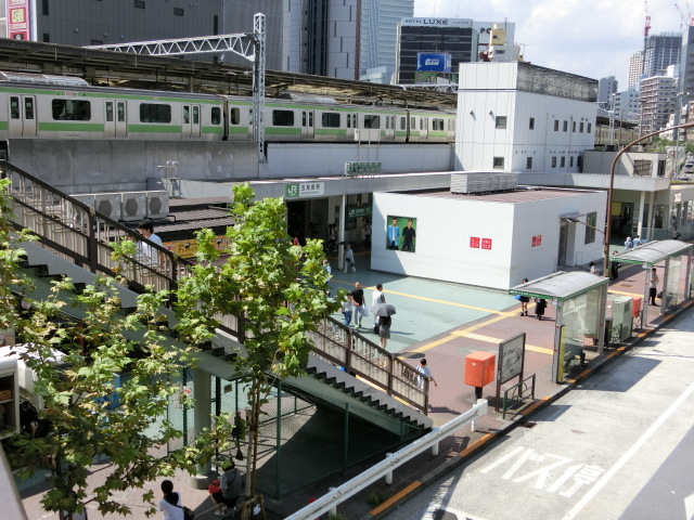 駅舎 (東口)