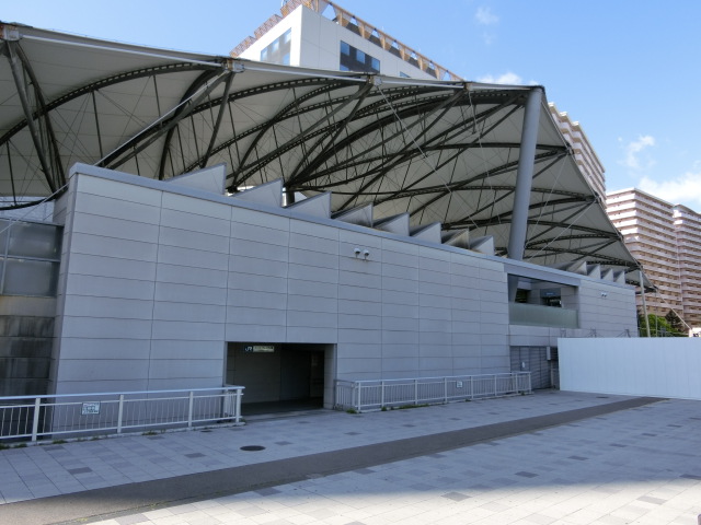 駅舎 (ユニバーサルシティポート側)