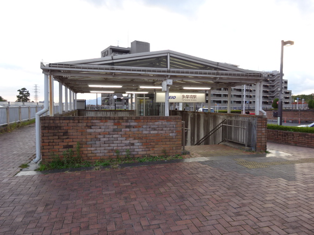 駅出入口 (西口)