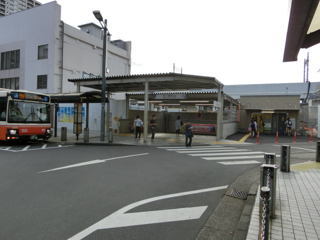 駅出入口 (東口)