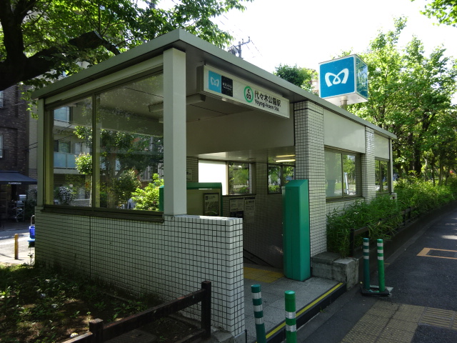 駅出入口 (出口2)