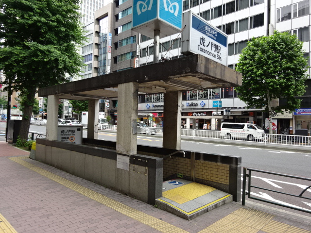 駅出入口 (出口1)