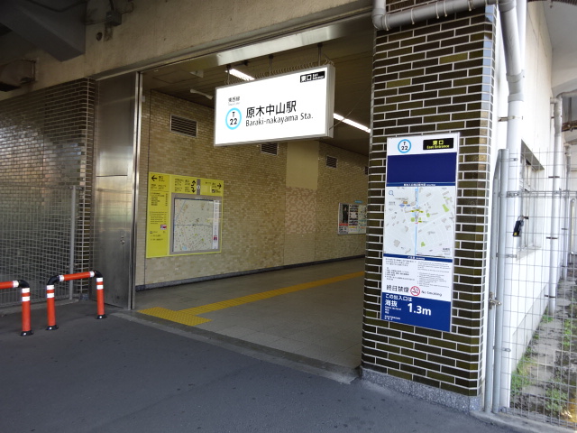 駅出入口 (東口)