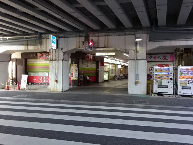 駅出入口 (西口)