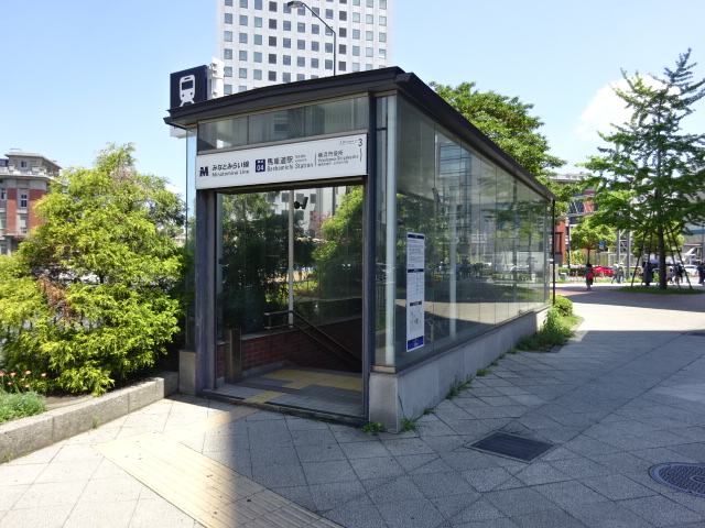 駅出入口 (出口3)