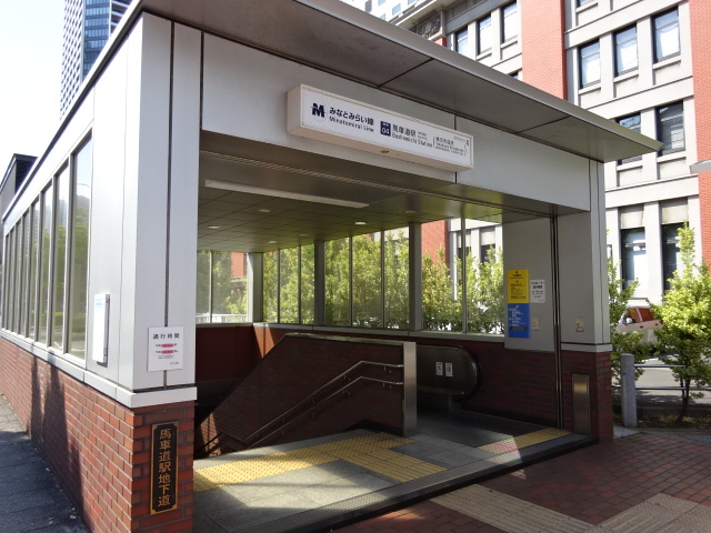 駅出入口 (出口4)