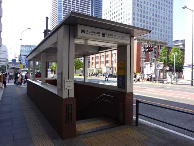 駅出入口 (出口7)