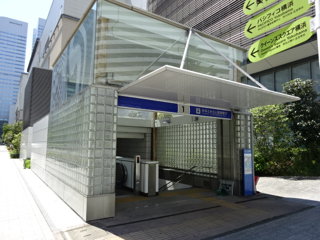 駅出入口 (出口1)