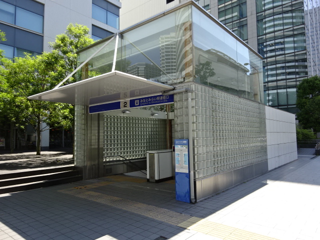 駅出入口 (出口2)