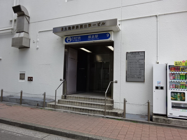 駅出入口 (出口9)