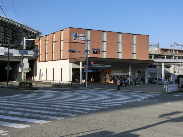 駅舎 (東口)